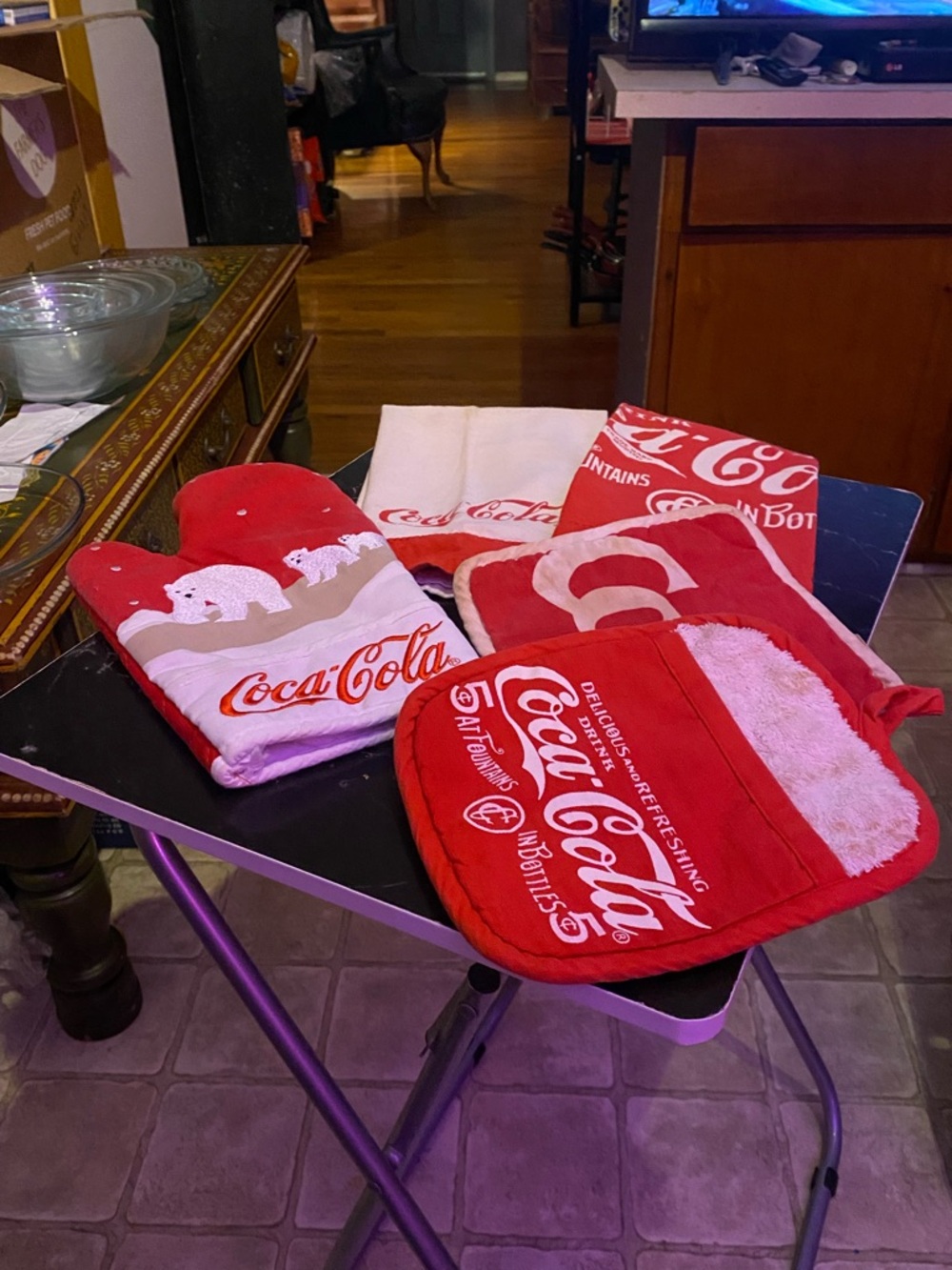 Coca-Cola Red and White Kitchen Mitts & Pot Holders Set